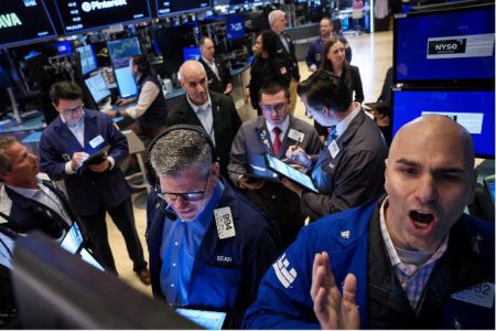 Traders work on the floor at the New York Stock Exchange (NYSE) in New York City, U.S., May 15, 2024. REUTERS/Brendan McDermid/File Photo 