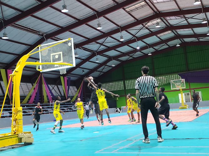 A scene from the Tertiary Basketball League which
commenced on Sunday at the National Gymnasium.
