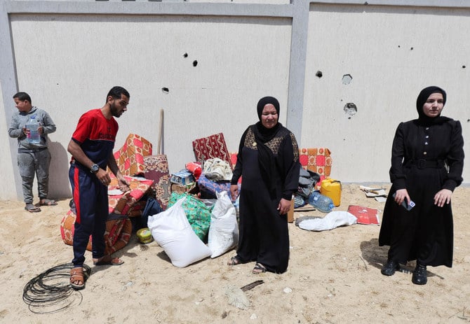 Displaced Palestinians stand next to belongings, in the Al-Mawasi area, in Khan Younis in the southern Gaza Strip, May 6, 2024. (Reuters)
Short Url
