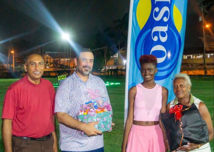 Men’s winner Jason Clark (2nd from left) and women’s winner Gwyneth Carter
(3rd from left) are displaying their spoils. Also in the photo is GGA President Aleem Hussain.
