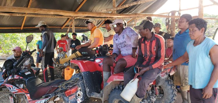 Members of the public at one of the places visited (Ministry of Home Affairs photo)