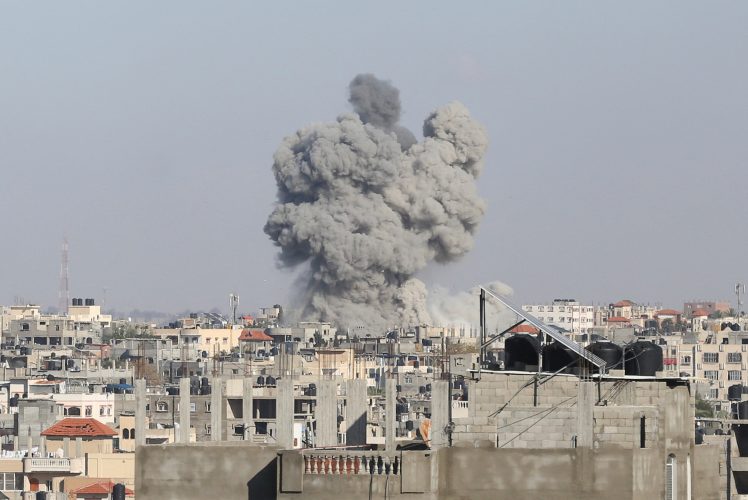 Smoke rises following Israeli strikes, amid the ongoing conflict between Israel and the Palestinian Islamist group Hamas, in Rafah in the southern Gaza Strip May 6, 2024. REUTERS/Hatem Khaled (File photo)