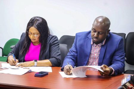 The agreement being signed (Ministry of Labour photo)