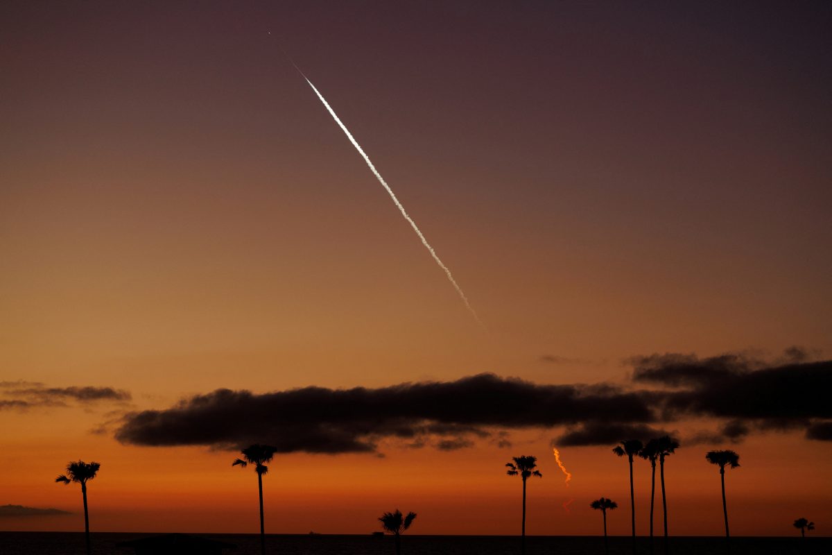 An evening launch of a SpaceX Falcon 9 rocket carrying 22 Starlink satellites to low-Earth orbit from Space Launch Complex 4 East (SLC-4E) at Vandenberg Space Force Base is seen over the Pacific Ocean from Encinitas, California.  REUTERS/Mike Blake