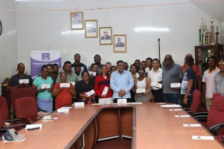 Minister of Agriculture, Zulfikar Mustapha (centre) with fisherfolk who received the devices and others (Ministry of Agriculture photo)