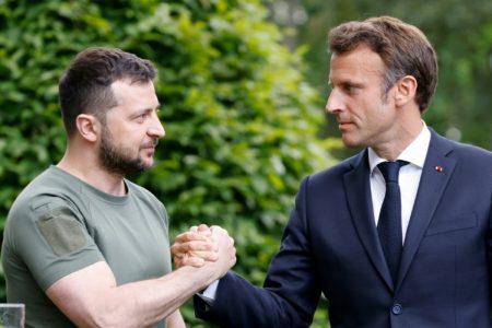 Ukrainian President Volodymyr Zelenskiy  (left) and French President Emmanuel Macron