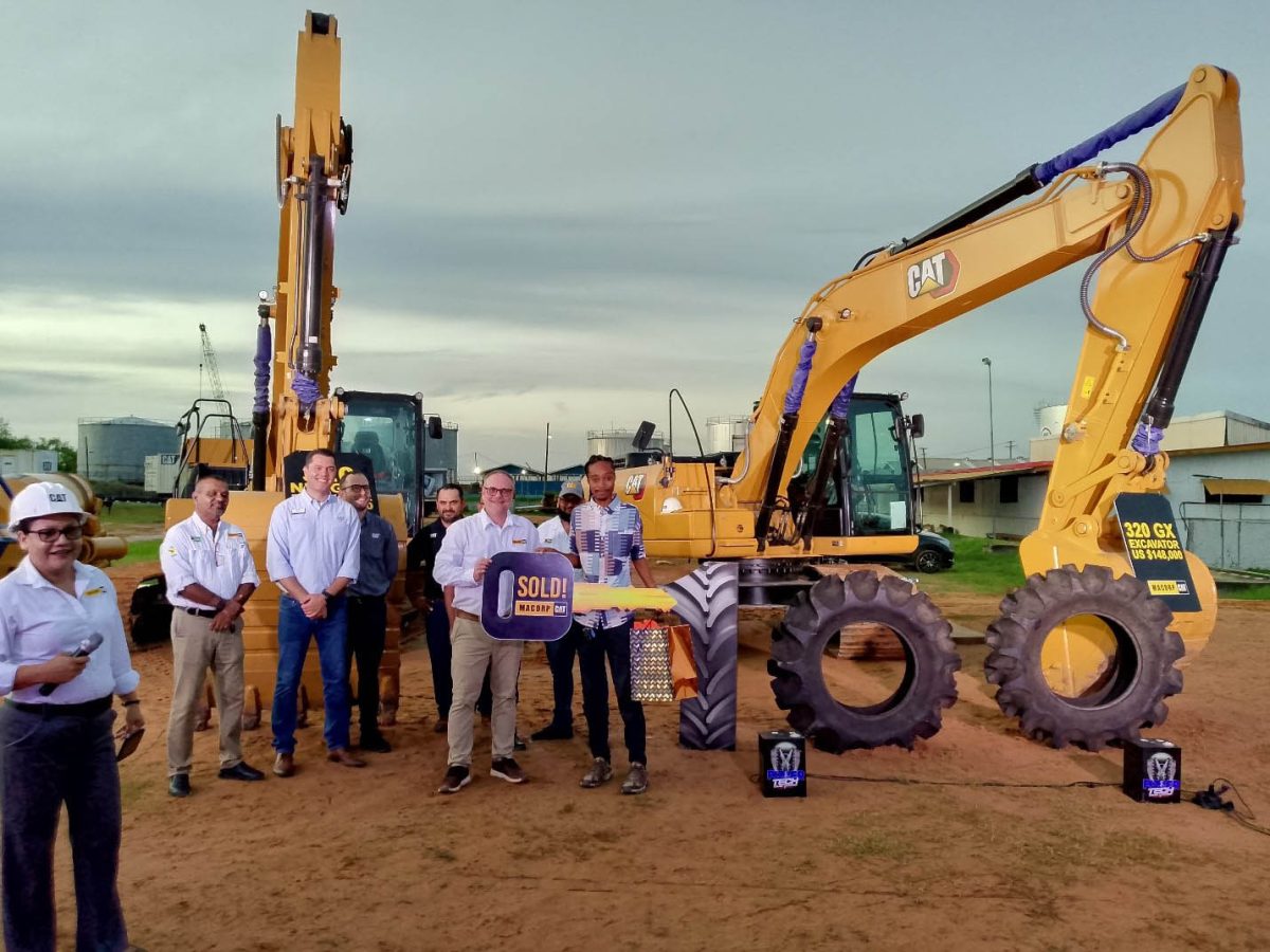 Sales & Marketing Manager Jordi Pinol presents the key to Chung’s Global Inc., the customer who bought the 100th 320 GX excavator from MACORP.
