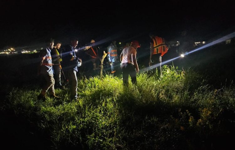 A GPL crew assisting with trying to resolve the problem. (GPL photo)