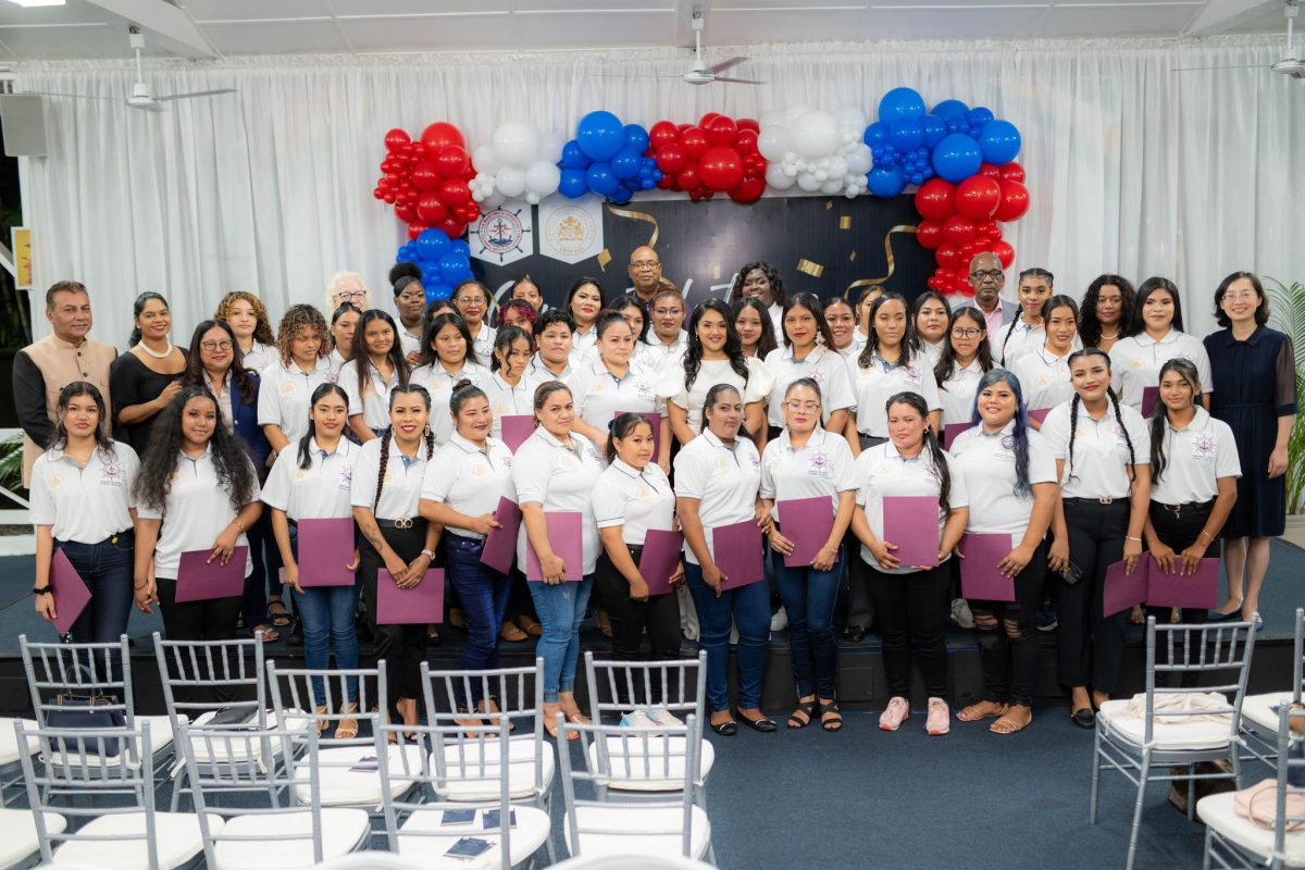 The graduates with the First Lady and others (Office of the First Lady photo)