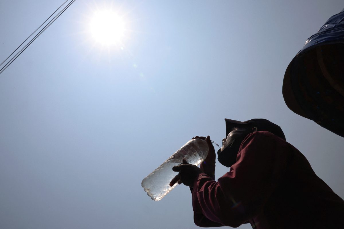 A man drinks cold water at noon during a heatwave in Dhaka, Bangladesh, April 24, 2024. REUTERS/Mohammad Ponir Hossain