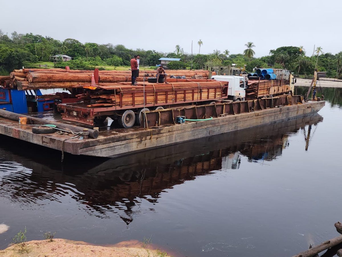 The loaded barge (Ministry of Public Works photo)
