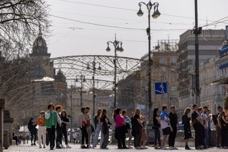 FILE PHOTO: People line up at a fast-food stall in Khreshchatyk Street in Kyiv, amid Russia’s attack on Ukraine, April 2, 2024. REUTERS/Thomas Peter/File Photo