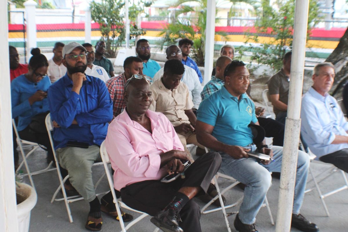 Some of those who attended to the meeting (Ministry of Public Works photo)