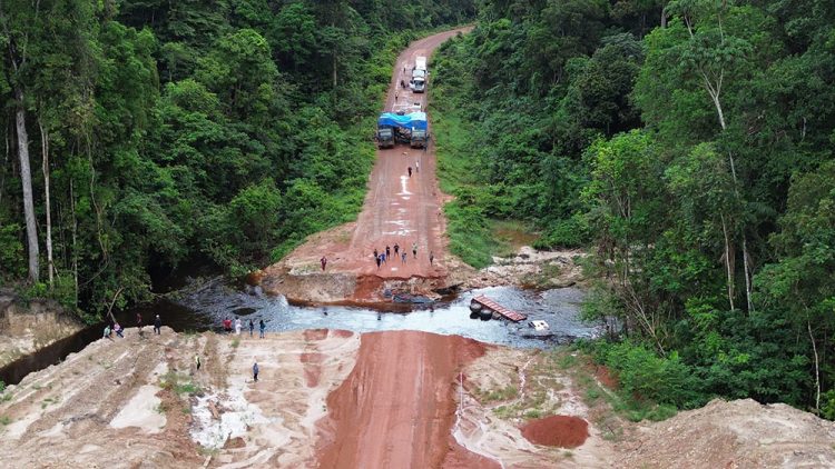 The fractured section of the Lethem to Kurupukari trail last week. (Greaves’ Transportation and Tours photo)