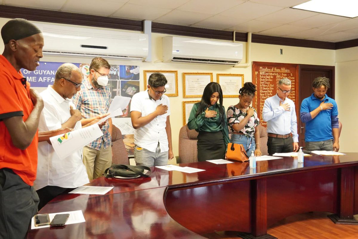 The new citizens taking the oath (Ministry of Home Affairs photo)