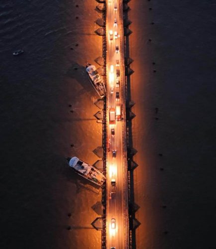 The two trawlers to the left (Ministry of Public Works photo)