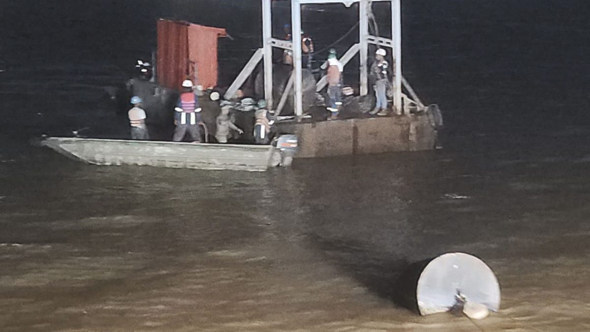 Workers  from the DHB working to restore the damaged anchorage system (a MoPW photo)