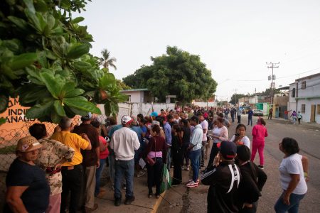 People stand in line outside a polling station to cast their votes in Venezuela's presidential election, in Barcelona, Venezuela July 28, 2024. REUTERS/Samir Aponte