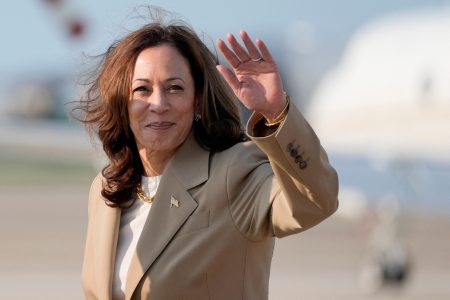 FILE PHOTO: U.S. Vice President Kamala Harris waves upon arrival at Joint Base Andrews in Maryland,  July 27, 2024.  Stephanie Scarbrough/Pool via REUTERS/File Photo