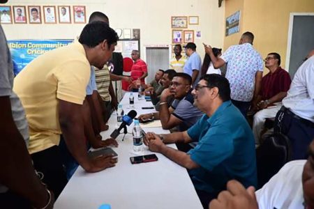 Minister of Agriculture, Zulfikar Mustapha, and Regional Chairman, David Armogan interacting with farmers at the meeting (DPI photo)