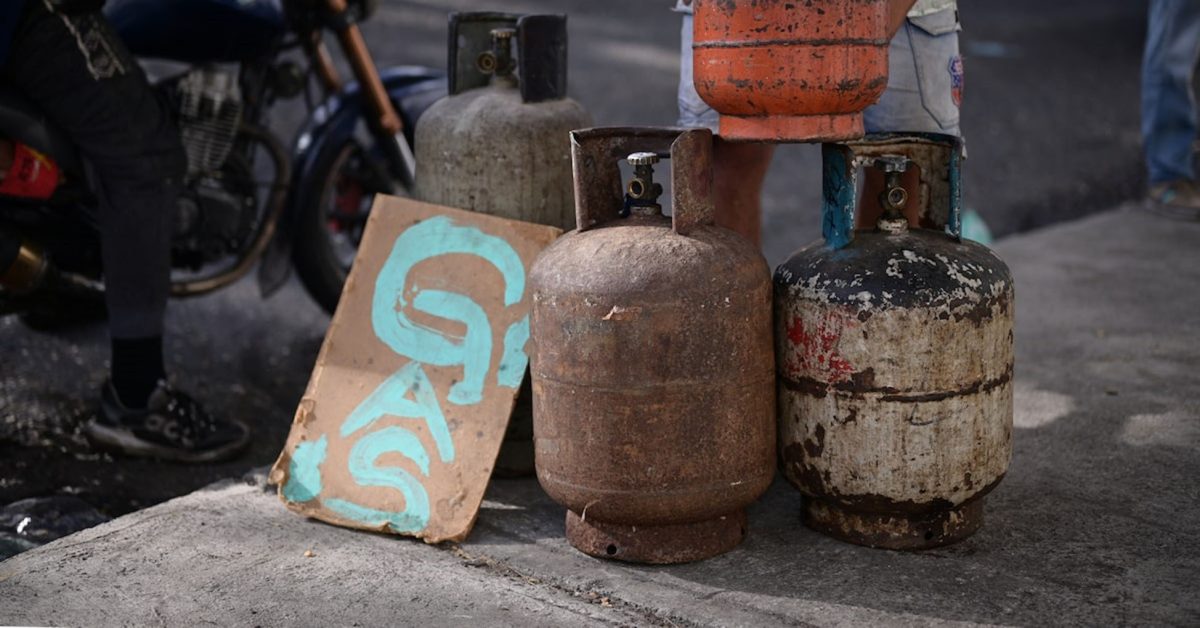 A man stacks gas canisters in a street stall, as Venezuela prepares for presidential elections, in Caracas, Venezuela July 20, 2024. REUTERS/Gaby Oraa/File Photo 