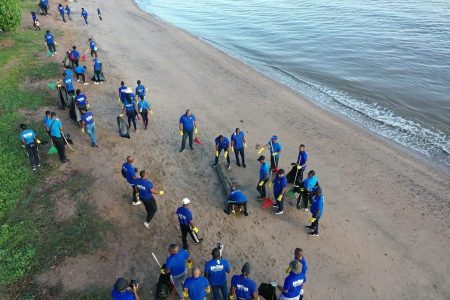 The Guyana Police Force  yesterday morning embarked on a clean-up
exercise along the Kingston Seawall in Georgetown as part of the Men on Mission (MOM) initiative. (Police photo)