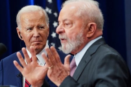 FILE PHOTO: U.S. President Joe Biden listens to Brazilian President Luiz Inacio Lula da Silva during an event with labor leaders from the United States and Brazil, on the sidelines of the 78th U.N. General Assembly in New York City, U.S., September 20, 2023. REUTERS/Kevin Lamarque/File Photo