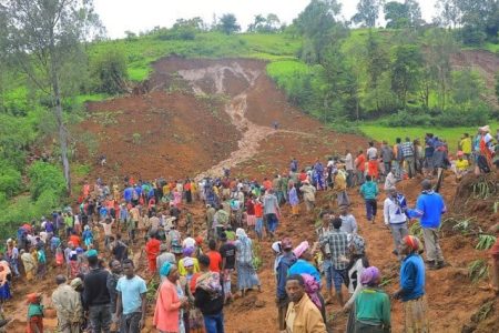 Hundreds of people gather at the site of a mudslide in southern Ethiopia. PHOTO: REUTERS/SCREENGRAB