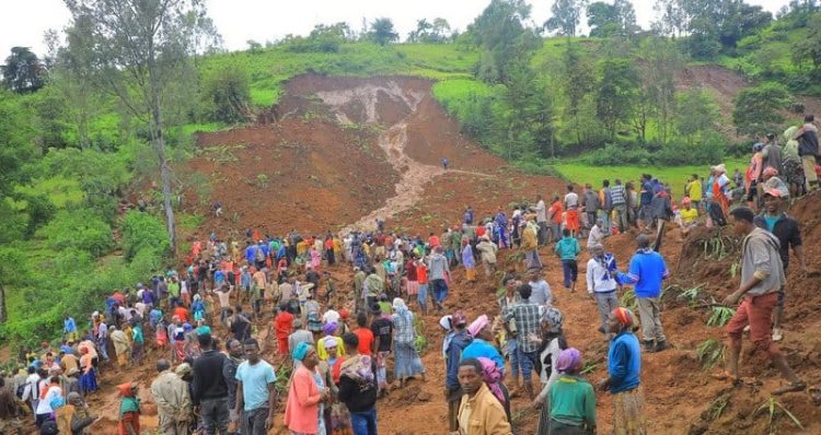 Hundreds of people gather at the site of a mudslide in southern Ethiopia. PHOTO: REUTERS/SCREENGRAB