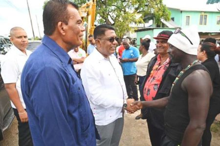 Minister of Agriculture, Zulfikar Mustapha (centre) meeting farmers (DPI photo)
