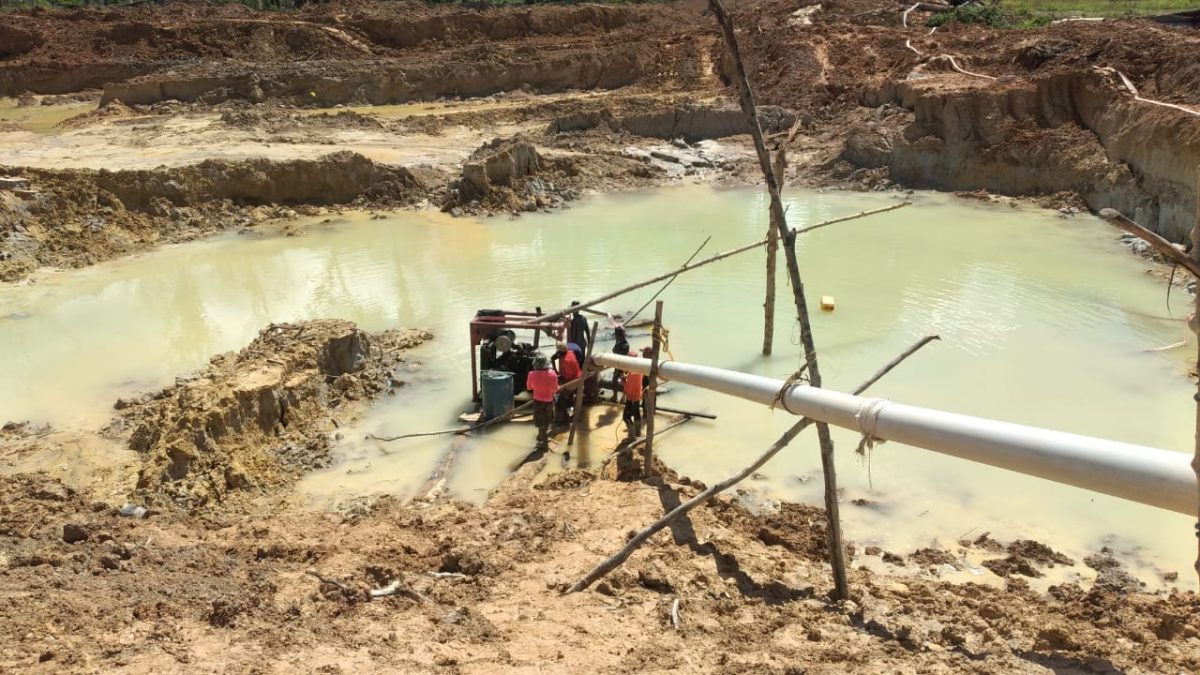 Discussions at a mine site yesterday (Ministry of Labour photo)