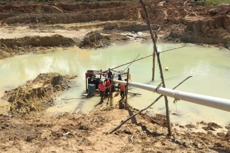 Discussions at a mine site yesterday (Ministry of Labour photo)