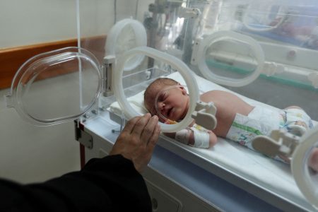 FILE PHOTO: Palestinian baby Malek Yassin, who was saved from the womb of his mother Ola Al-Kurd, who was killed in an Israeli strike, according to medics, amid the ongoing Israel-Hamas conflict, lies in an incubator at a hospital in central Gaza Strip July 20, 2024. REUTERS/Ramadan Abed/File Photo
