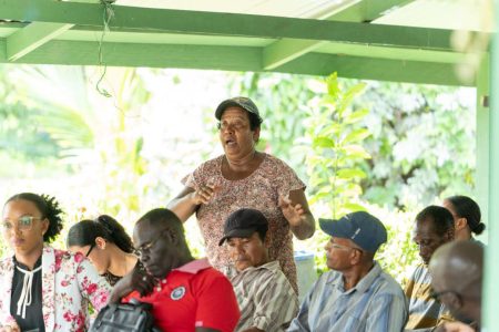 A resident speaking at the outreach (Office of the Prime Minister photo)