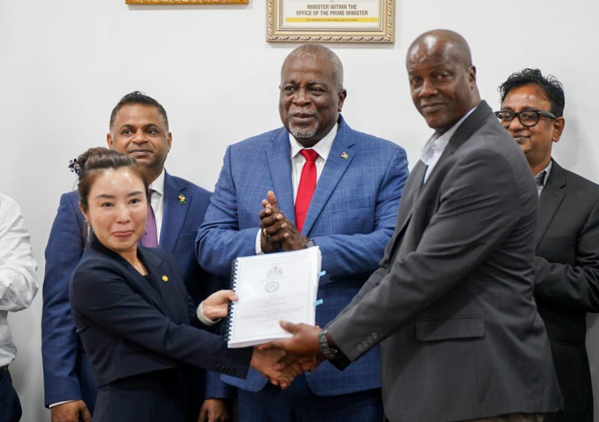 The exchange of the agreement yesterday (Office of the Prime Minister photo)
