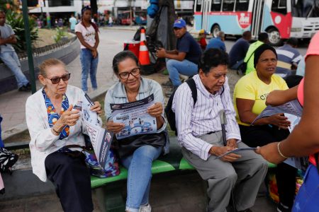 People look at a flyer of the electoral ballot for the Presidential elections of July 28, in Caracas, Venezuela, July 17, 2024. REUTERS/Leonardo Fernandez Viloria