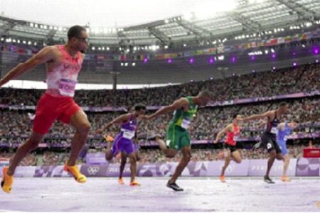 Andre de Grasse  (left) crosses the line (Reuters photo)