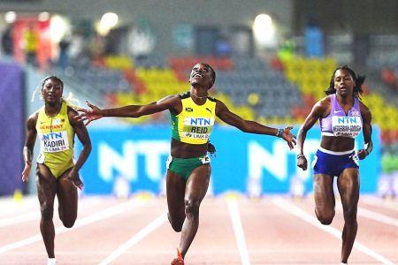 Jamaica’s Alana Reid (centre) won the women’s
100m crown at the U-20 World Athletics U-20 Championship