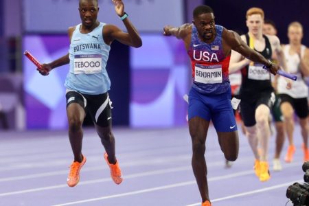 Rai Benjamin (right) of the USA holds off 200m Olympic champion Letsile Tebogo of Botswana to anchor his nation to the men’s 4x400m crown (World Athletics Photo)