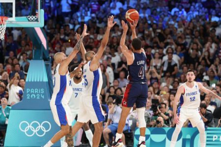 Steph Curry (no.4) unleashed a late barrage to sink hosts France and seal the USA’s fifth consecutive gold in men’s basketball (Paris Olympics Photo)
