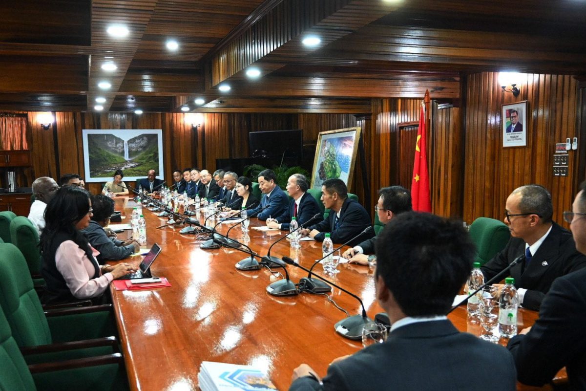 The CNOOC delegation is at right (Office of the President photo)
