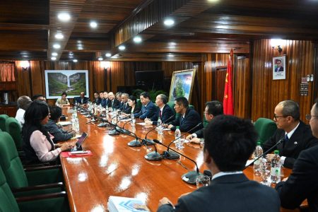 The CNOOC delegation is at right (Office of the President photo)
