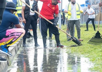  President Irfan Ali with shovel in hand at the Houston and Mandela junction during yesterday’s cleaning up exercise organised by the Government in the city and surrounding areas. (DPI photo).
