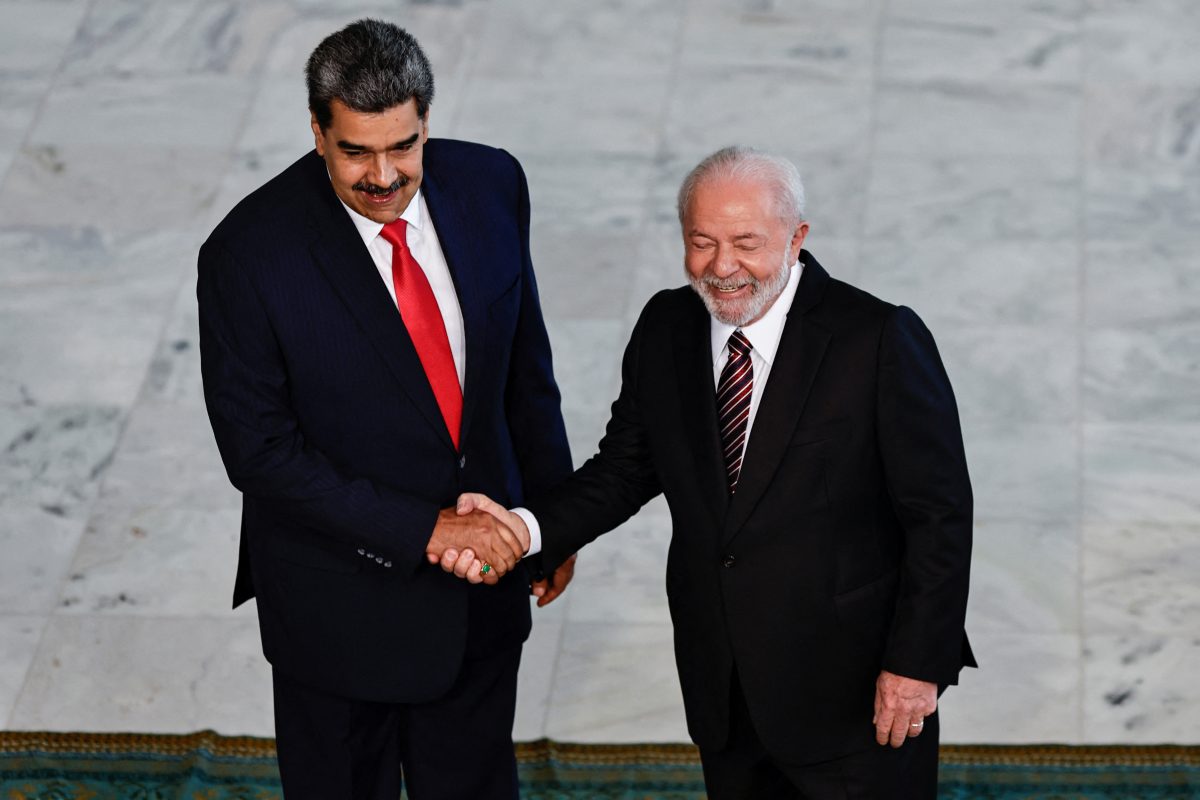 Venezuela’s President Nicolas Maduro shakes hands with Brazil’s President Luiz Inacio Lula da Silva as they meet at Planalto Palace on the day of a summit with presidents of South America to discuss the re-launching of the regional cooperation bloc UNASUR, in Brasilia, Brazil, May 29, 2023. REUTERS/Ueslei Marcelino