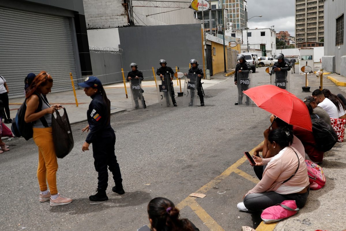 Relatives of people detained during protests in Venezuela over the country’s contested presidential election wait for news about their loved ones outside a police station, in Caracas, Venezuela, August 5, 2024. REUTERS/Leonardo Fernandez Viloria 