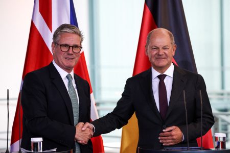 German Chancellor Olaf Scholz (right) and British Prime Minister Keir Starmer shake hands during a press conference in Berlin, Germany, August 28, 2024. REUTERS/Liesa Johannssen