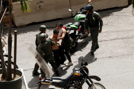 FILE PHOTO: Bolivarian National Guard detain demonstrators during protests against results of the presidential election that awarded Venezuela's President Nicolas Maduro with a third term, in Caracas, Venezuela July 30, 2024. REUTERS/Leonardo Fernandez Viloria/File Photo