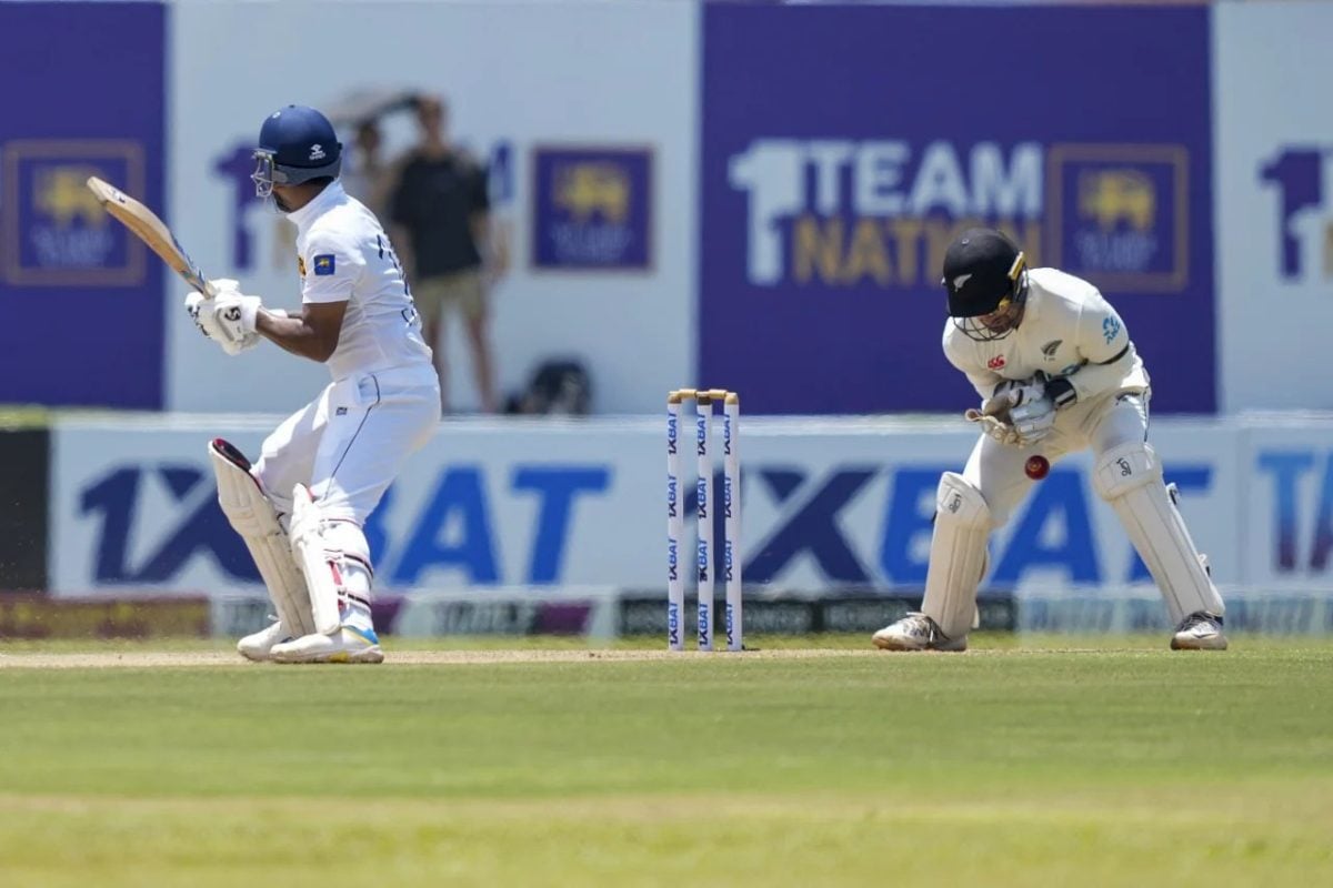 Tom Blundell squandered a stumping chance
against Dimuth Karunaratne (ESPN Cricinfo Photo).