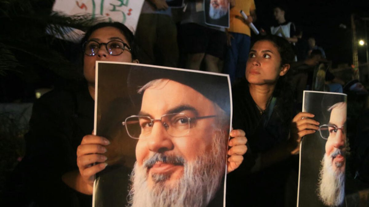 Demonstrators hold pictures of Hassan Nasrallah during a protest vigil in the southern Lebanese city of Sidon on September 28, 2024. © Mahmoud Zayyat, AFP