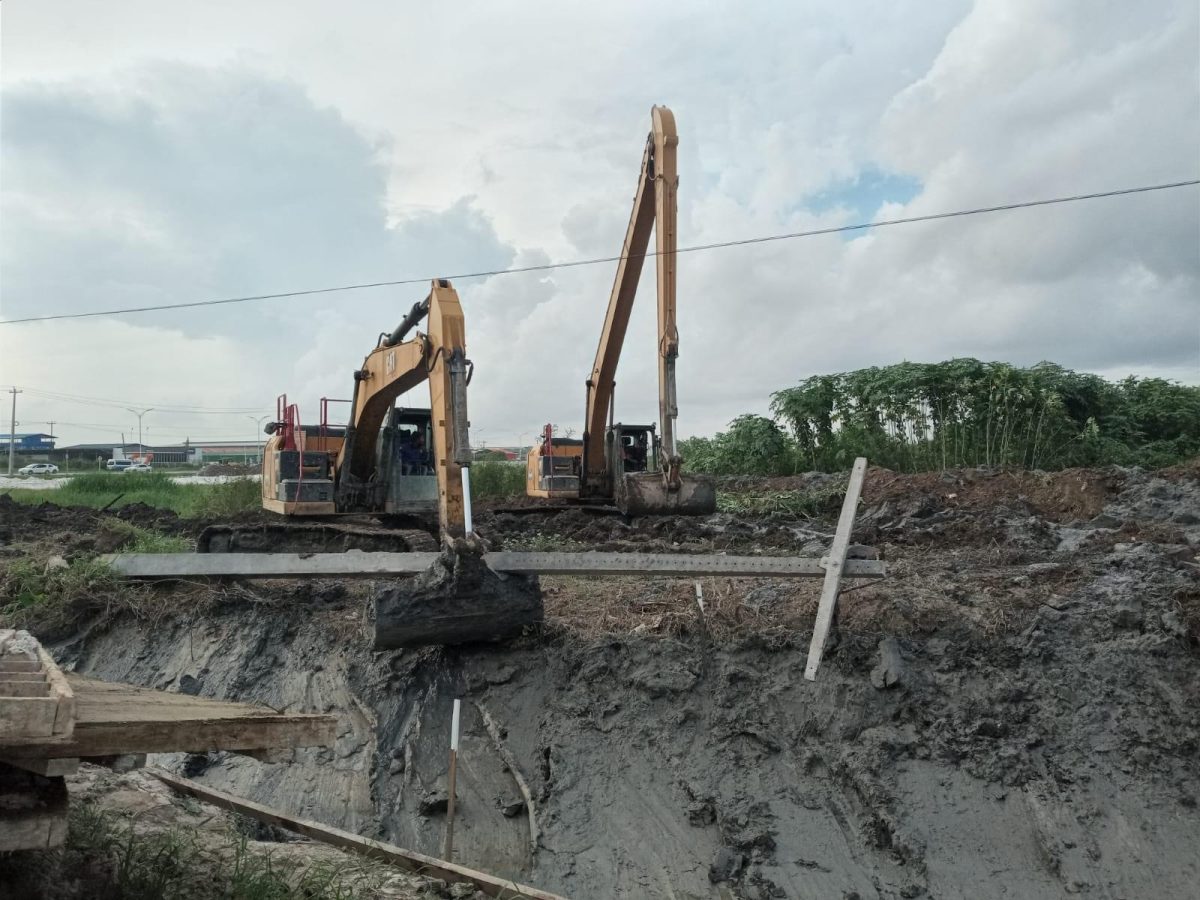 Heavy-duty equipment in the area (GPL photo)